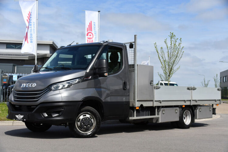 Iveco 40C18 Daily DL L4 Openlaadbak Camera, Cruise, LED, Carplay, 180PK, 3500kg Trekhaak, Clima, Automaat, Uniek!