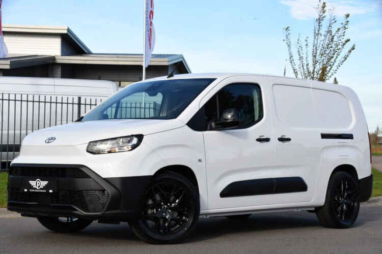 Toyota PROACE CITY Electric Long 50 kWh Black & White Edition